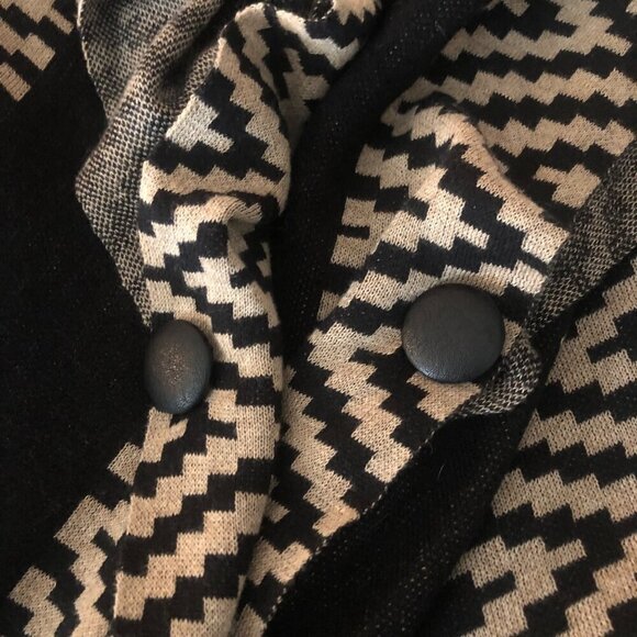Women's Joseph A Aztec Zig Zag One Size Shawl Poncho Black & Beige - Picture 11 of 11